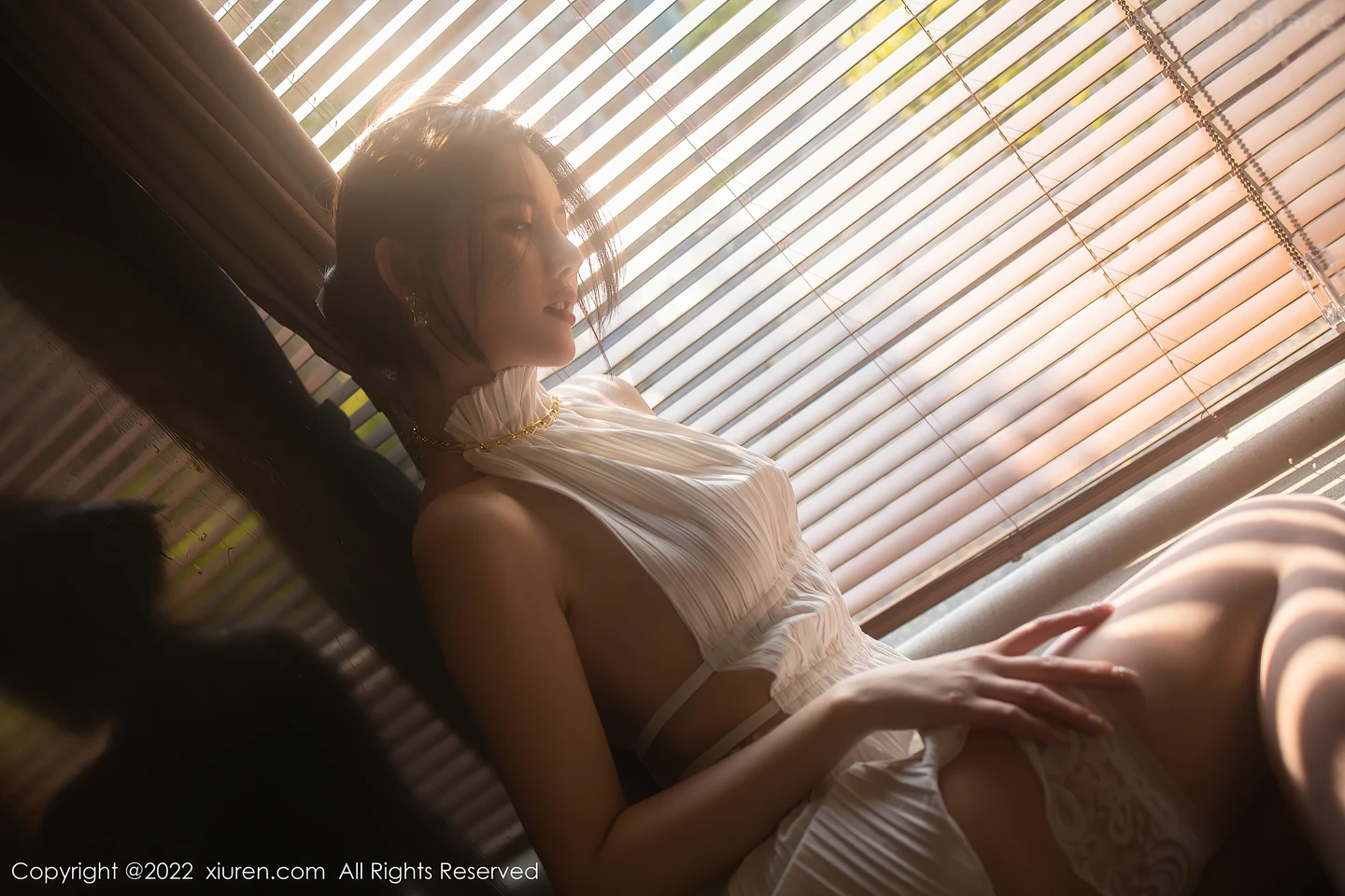 图片[6]-[XiuRen秀人网] VOL.5246 模特就是阿朱啊广州-云南旅拍露背白色连衣裙配蕾丝袜诱惑写真71P-秀人网官方网站